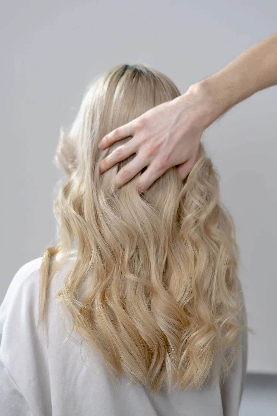 Lange, blonde bølger etter klipp og føning